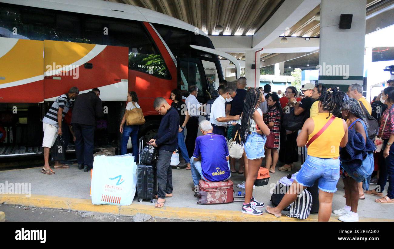 salvador, bahia, brasilien - 22. juni 2023: Menschenmenge, die versuchen, an der Bushaltestelle Salvador in der Sao Joao-Zeit in Busse einzusteigen. Stockfoto