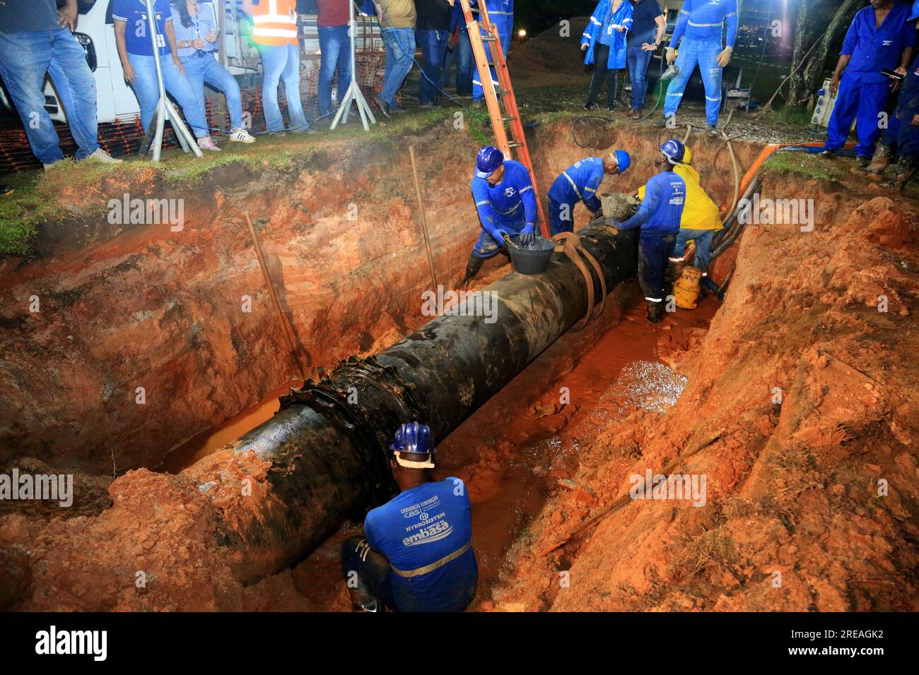 salvador, bahia, brasilien – 18. juni 2023: Mitarbeiter von Embasa reparieren Rohre im Trinkwassernetz in Salvador. Stockfoto