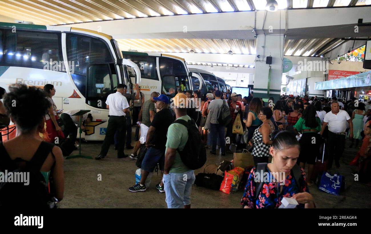 salvador, bahia, brasilien - 22. juni 2023: Menschenmenge, die versuchen, an der Bushaltestelle Salvador in der Sao Joao-Zeit in Busse einzusteigen. Stockfoto