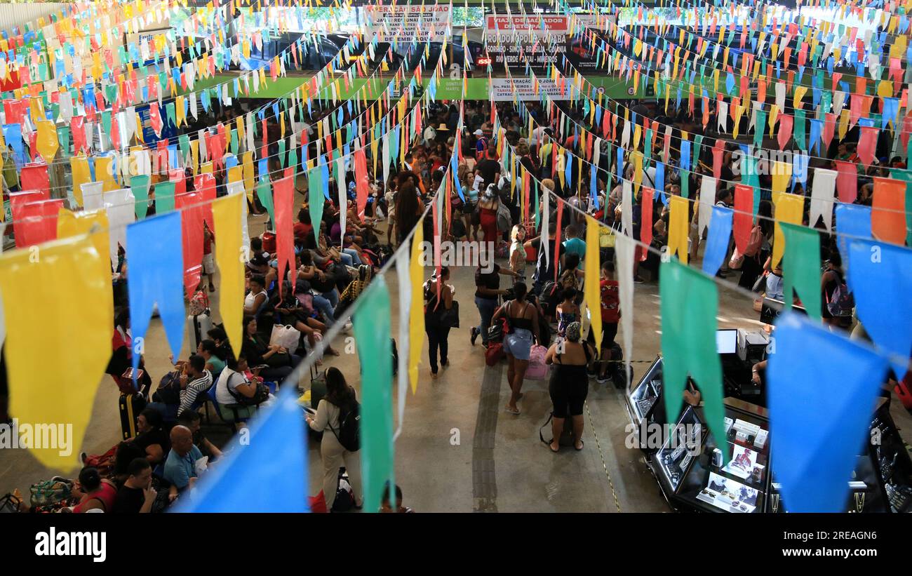 salvador, bahia, brasilien - 22. juni 2023: Menschenmenge, die versuchen, an der Bushaltestelle Salvador in der Sao Joao-Zeit in Busse einzusteigen. Stockfoto