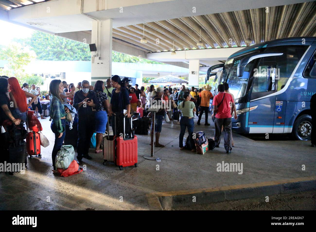 salvador, bahia, brasilien - 22. juni 2023: Menschenmenge, die versuchen, an der Bushaltestelle Salvador in der Sao Joao-Zeit in Busse einzusteigen. Stockfoto