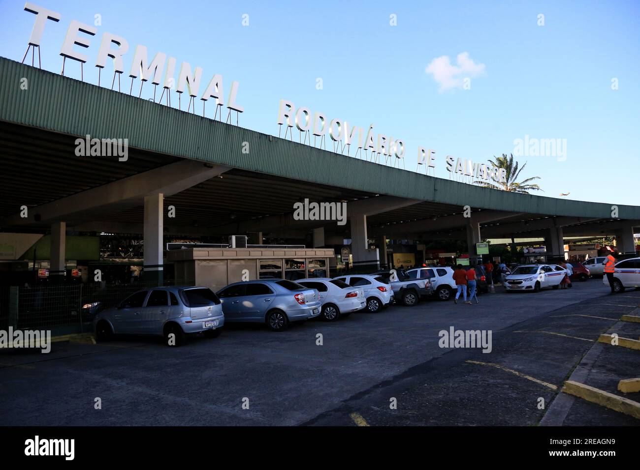 salvador, bahia, brasilien - 22. juni 2023: Menschenmenge, die versuchen, an der Bushaltestelle Salvador in der Sao Joao-Zeit in Busse einzusteigen. Stockfoto
