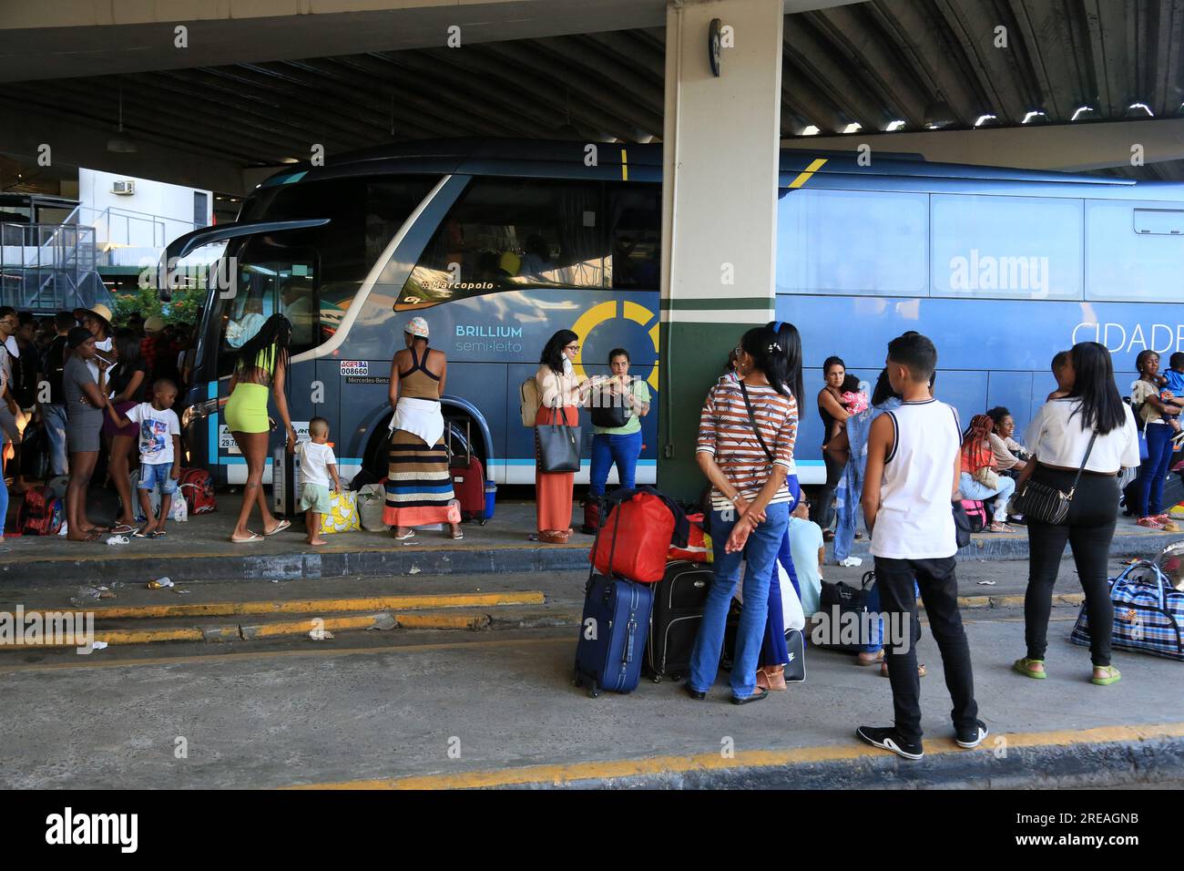 salvador, bahia, brasilien - 22. juni 2023: Menschenmenge, die versuchen, an der Bushaltestelle Salvador in der Sao Joao-Zeit in Busse einzusteigen. Stockfoto