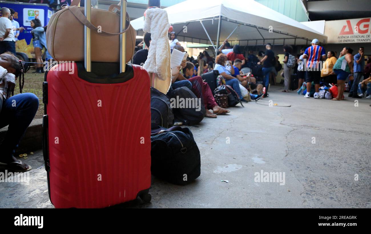 salvador, bahia, brasilien - 22. juni 2023: Menschenmenge, die versuchen, an der Bushaltestelle Salvador in der Sao Joao-Zeit in Busse einzusteigen. Stockfoto