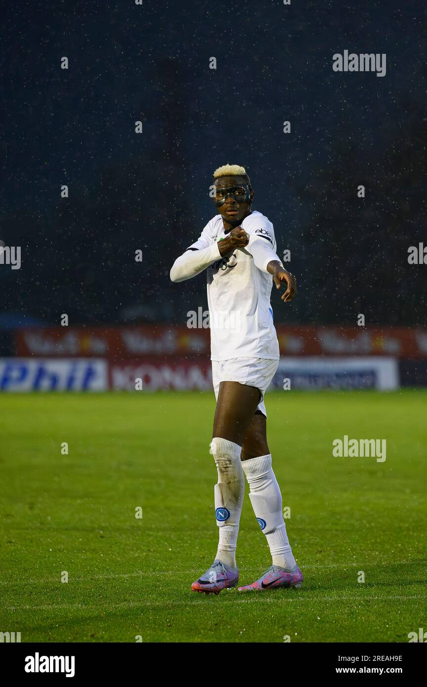 Victor Osimhen von SSC Napoli Gesten während des Vorsaison-freundlichen Fußballspiels zwischen SSC Napoli und SPAL. Das Spiel endete mit 1-1 Gleichstand. Stockfoto