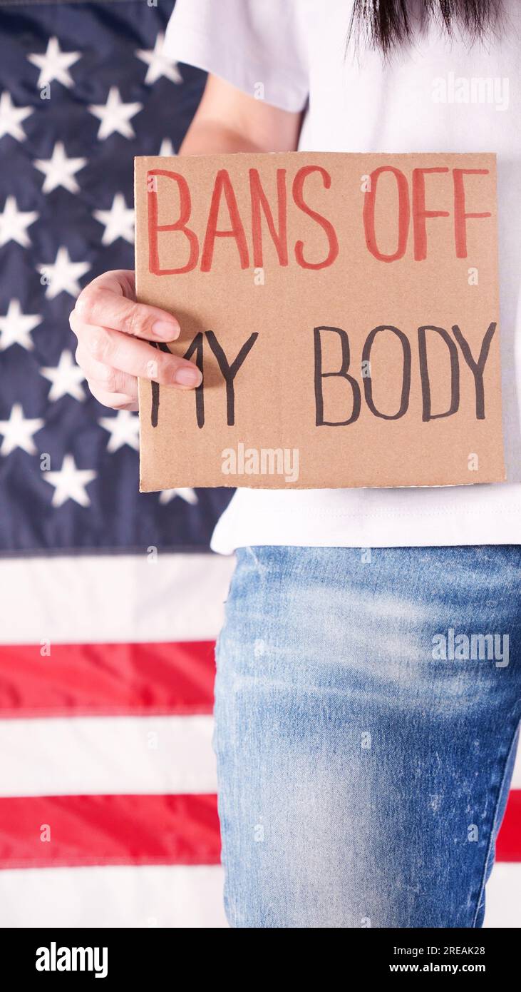 Frau mit einem Schild verbietet My Body amerikanische Flagge auf dem Hintergrund. Protest gegen Abtreibungsverbot. Frauenstreik. Frauen Rechte Freiheit Stockfoto