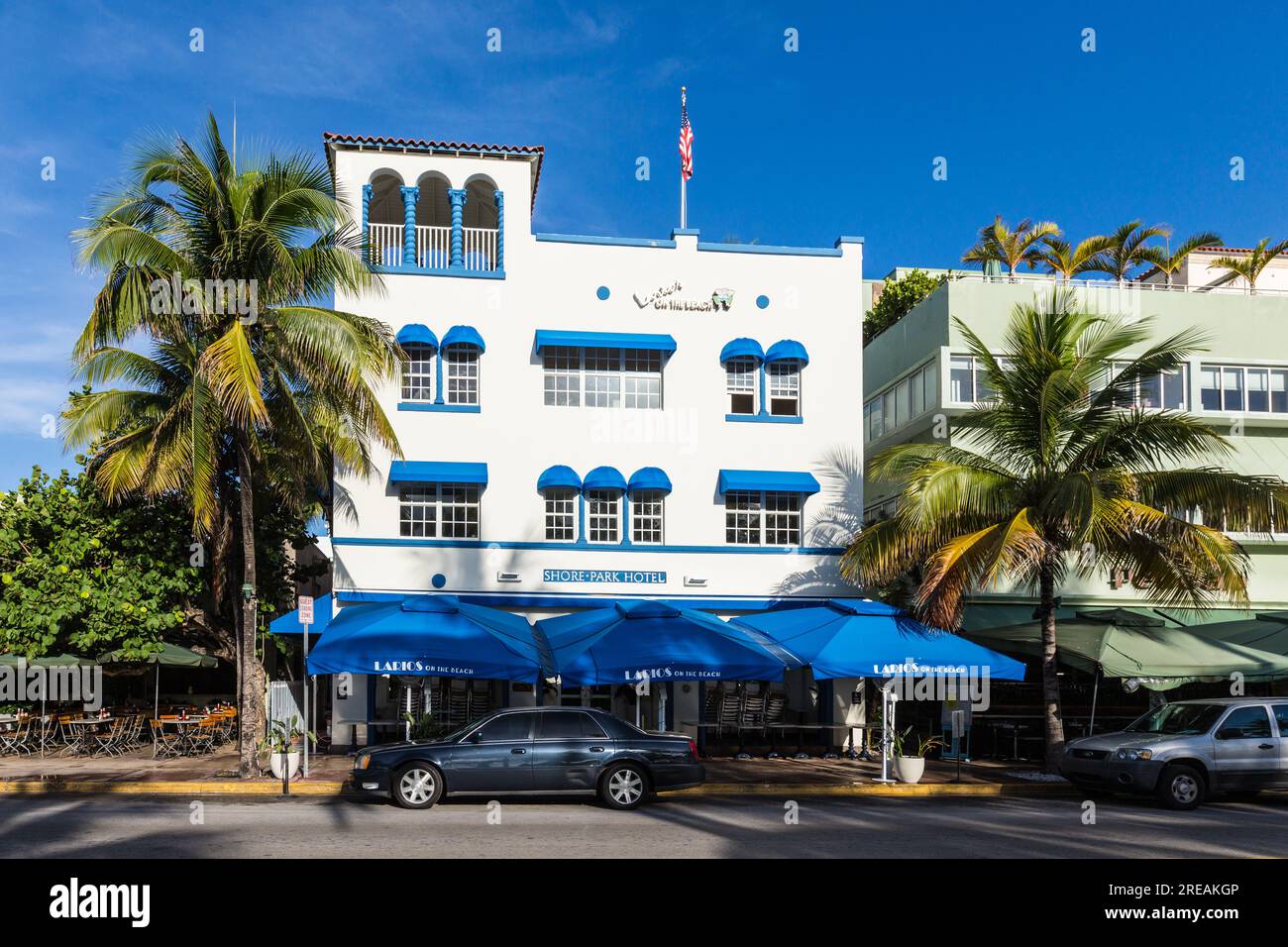 Miami, USA - 20. August 2014: Fassade des Art déco-Hotels Pelican mit Palmen am Ocean Drive, South Beach, Miami. Stockfoto