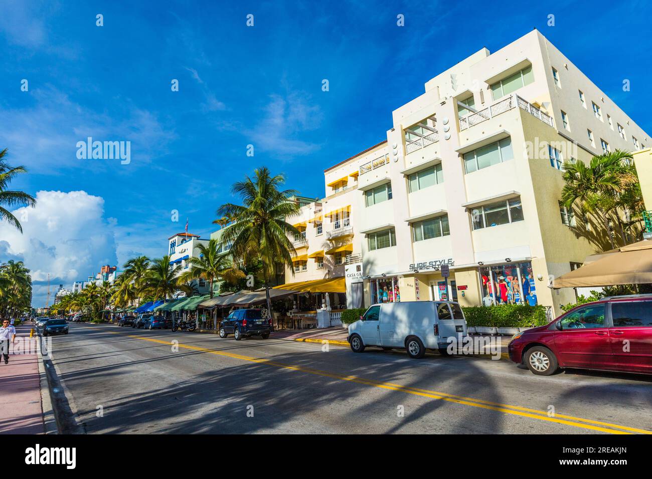 Miami, USA - 20. August 2014: Fassade des Art déco-Hotels Pelican mit Palmen am Ocean Drive, South Beach, Miami. Stockfoto