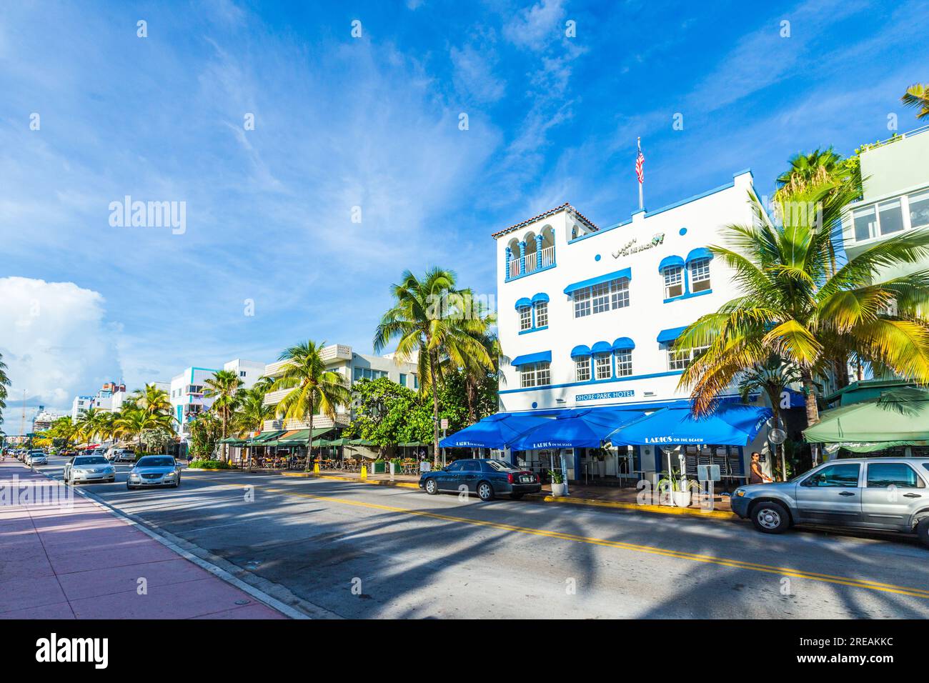 Miami, USA - 20. August 2014: Fassade des Art déco-Hotels Pelican mit Palmen am Ocean Drive, South Beach, Miami. Stockfoto