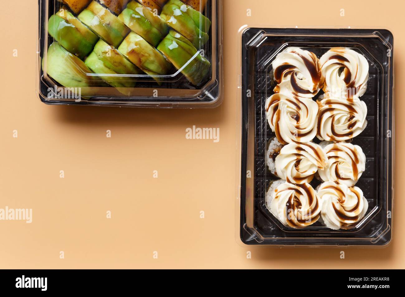 Sushi-Brötchen in Plastikpackungen zum Mitnehmen auf hellem Hintergrund. Brötchen mit Lachs, Garnelen, Avocado, Frischkäse, Draufsicht, Platz für Text. Stockfoto