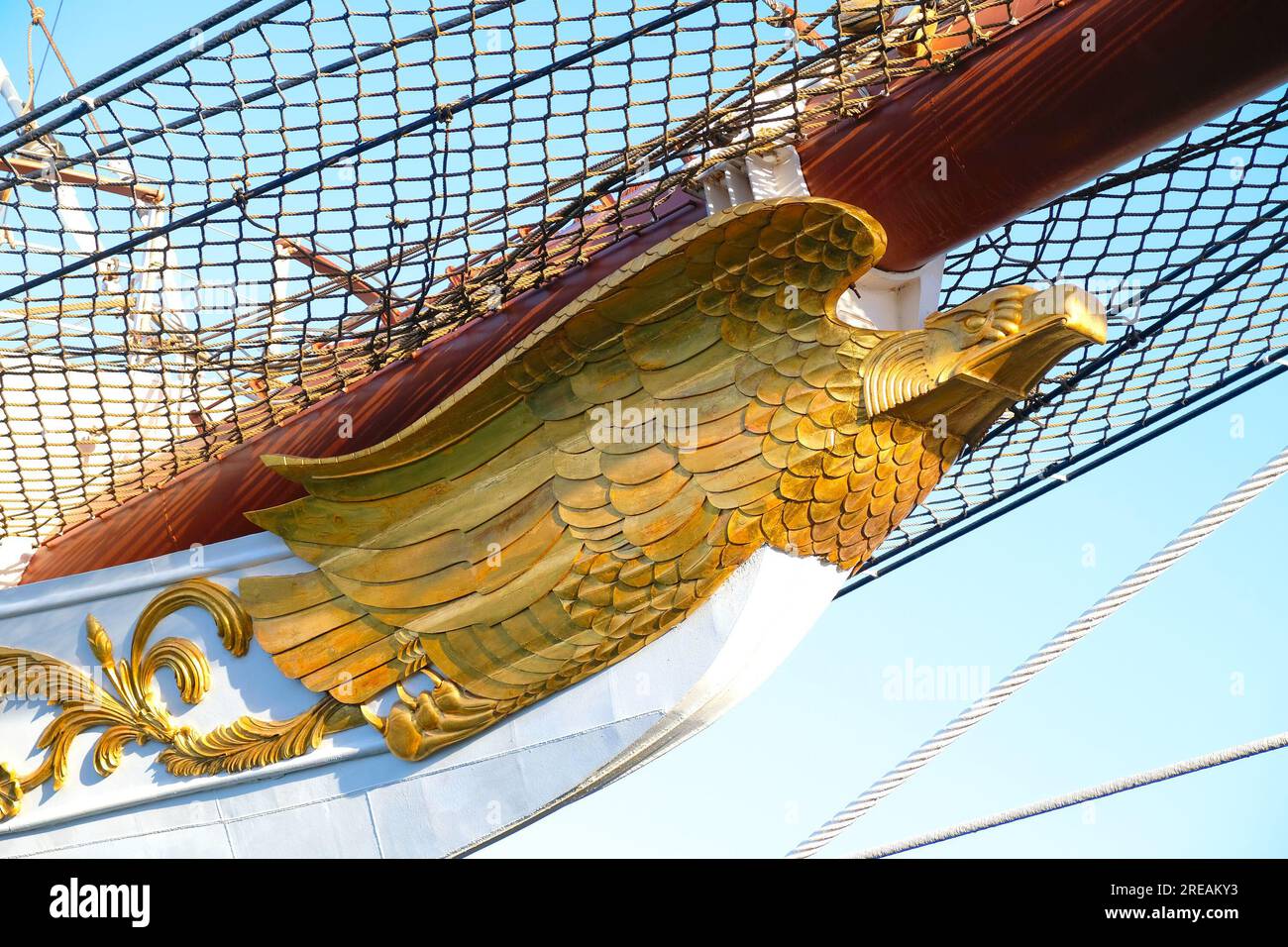 Geschnitzte Figur aus dem goldenen Bogen eines klassischen alten Schiffs, aus nächster Nähe von der Steuerbordseite. Stockfoto