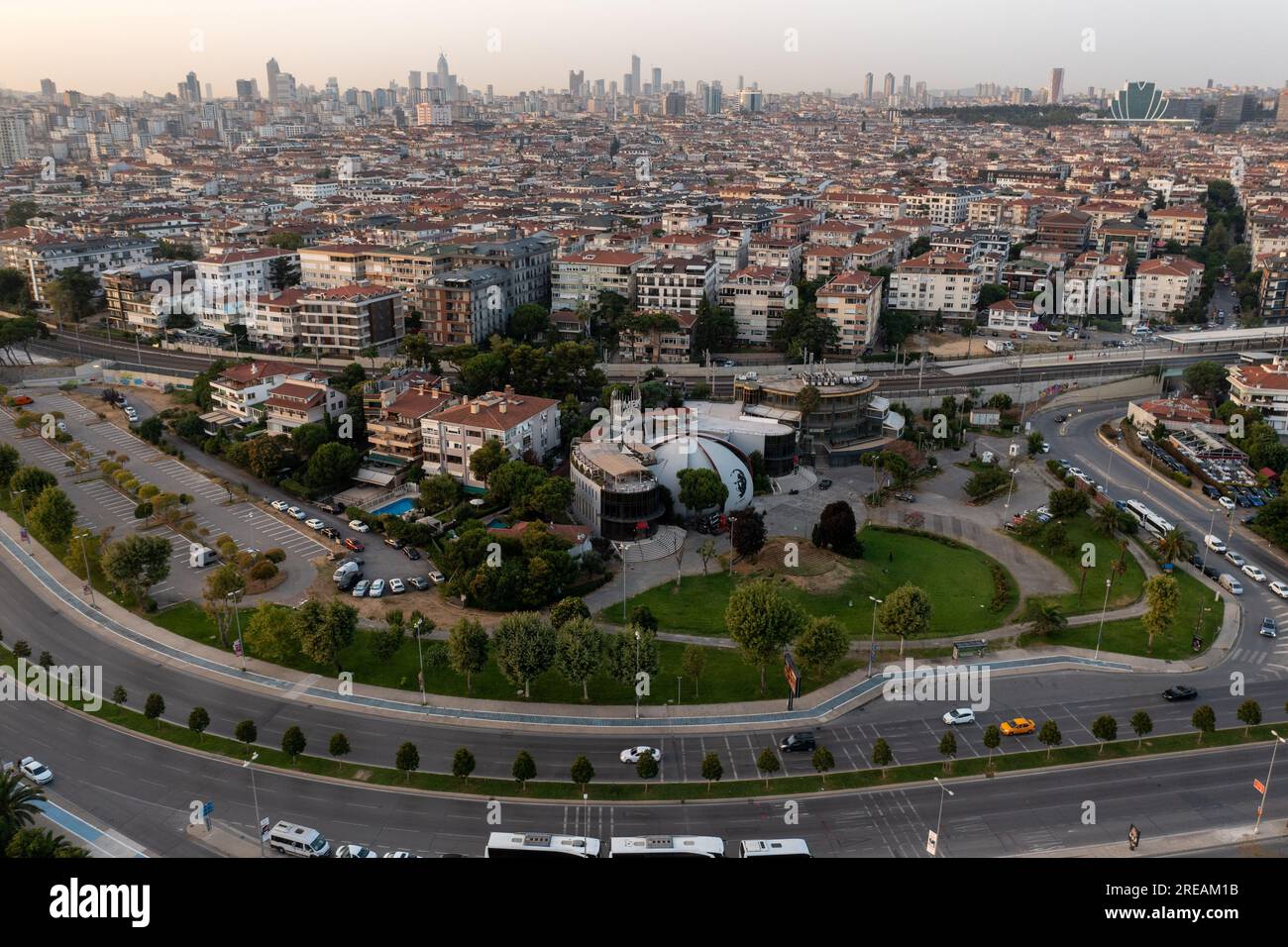 Drohnenblick Maltepe Sahil bei Sonnenuntergang. Luftaufnahme über Park und Hafen im Stadtteil Maltepe an der Küste des Marmarameer der asiatischen Seite von Istanbul. Stockfoto