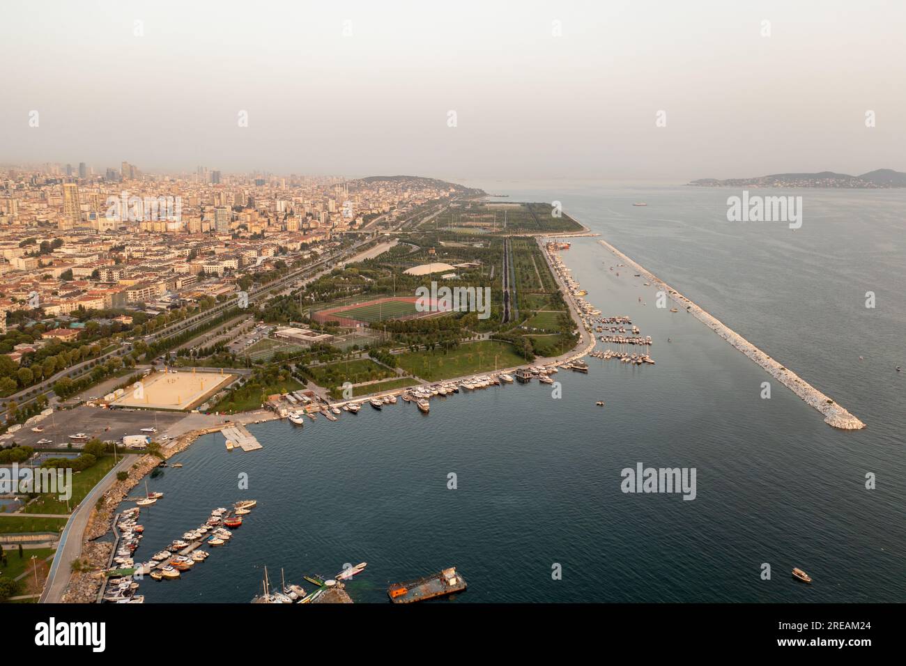 Drohnenblick Maltepe Sahil bei Sonnenuntergang. Luftaufnahme über Park und Hafen im Stadtteil Maltepe an der Küste des Marmarameer der asiatischen Seite von Istanbul. Stockfoto