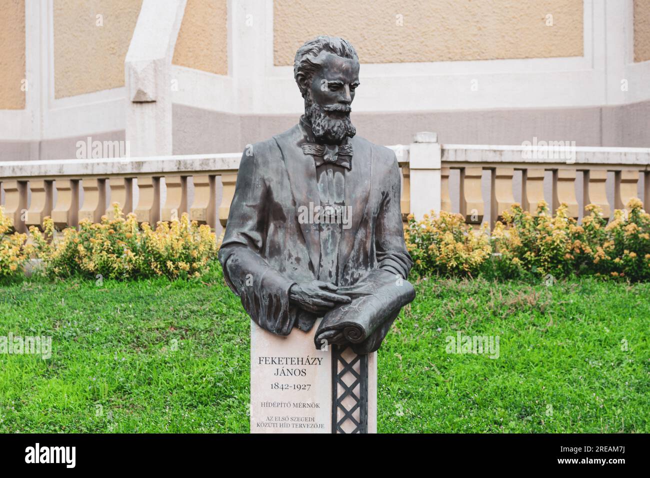 Statue des Brückenbauingenieurs János Feketeházy auf dem Szent-István-Platz in Szeged, Ungarn Stockfoto