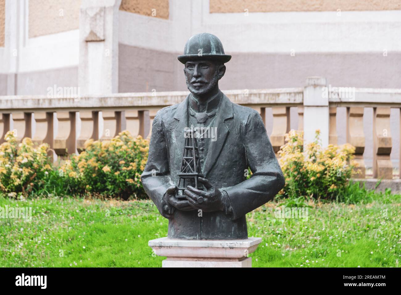 Die Statue der Maschinenbauingenieurin Béla Zsigmondy auf der St. Stephen Square in Szeged, Ungarn Stockfoto