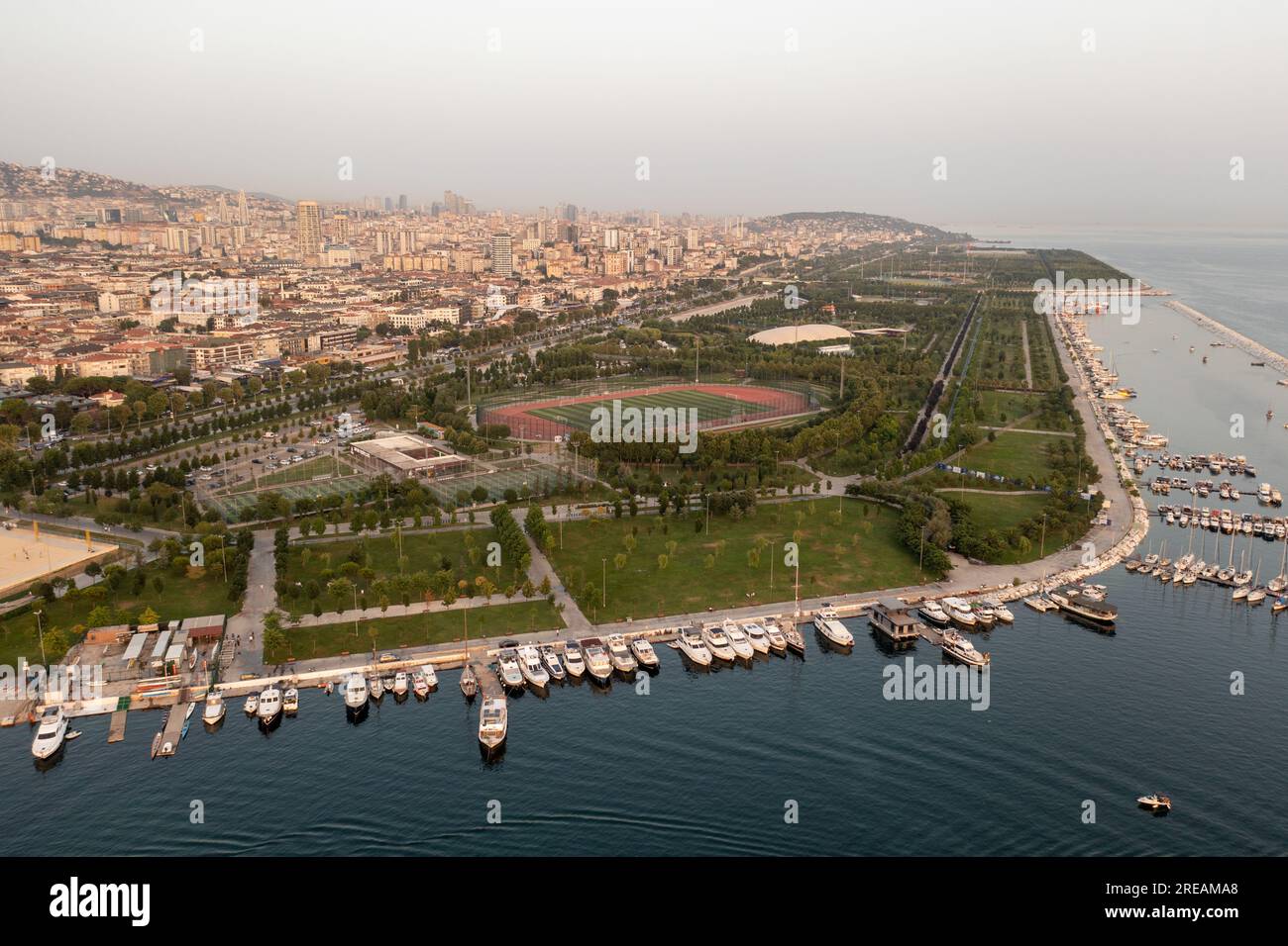 Drohnenblick Maltepe Sahil bei Sonnenuntergang. Luftaufnahme über Park und Hafen im Stadtteil Maltepe an der Küste des Marmarameer der asiatischen Seite von Istanbul. Stockfoto