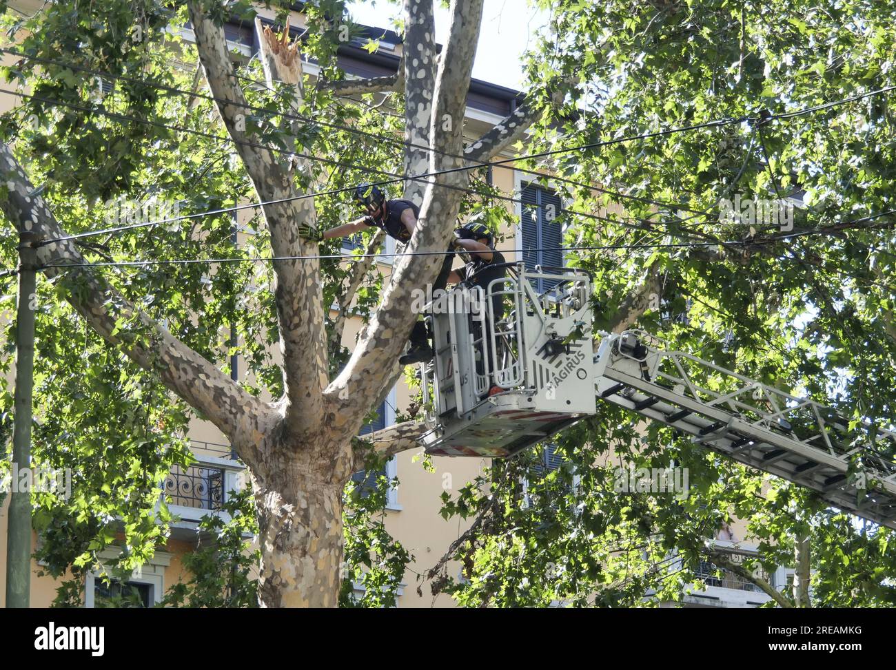 Mailand, Italien. 27. Juli 2023. Großartige koordinierte Arbeit von Feuerwehrleuten, Militärfahrzeugen und Fahrzeugen der italienischen Armee auf freien Straßen und festgefahrene Autos nach dem extrem heftigen Sturm vom 25. Juli. Kredit: Unabhängige Fotoagentur/Alamy Live News Stockfoto