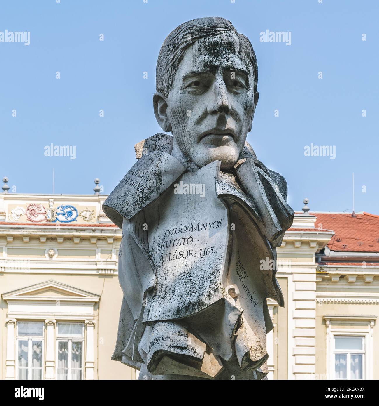 Kunó Klebelsbergs Statue auf dem Széchenyi-Platz in Szeged. Im Hintergrund befindet sich das Bérpalota-Gebäude. Stockfoto