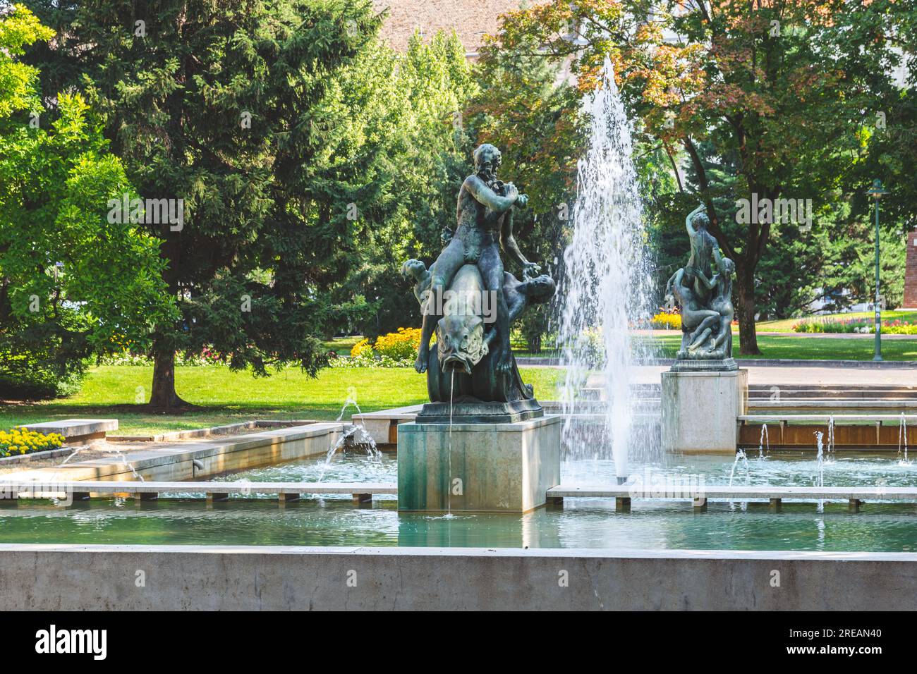 Die Skulpturengruppe "der Erbauer und Zerstörer Tisza" auf dem Széchenyi-Platz in Szeged, Ungarn Stockfoto