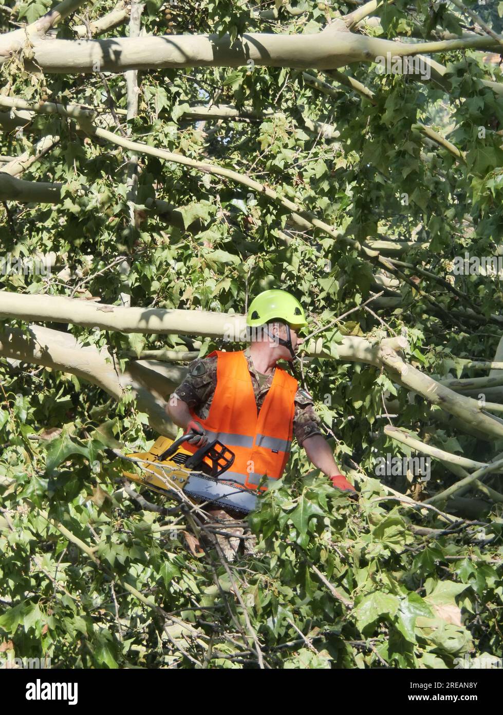 Mailand, Italien. 27. Juli 2023. Großartige koordinierte Arbeit von Feuerwehrleuten, Militärfahrzeugen und Fahrzeugen der italienischen Armee auf freien Straßen und festgefahrene Autos nach dem extrem heftigen Sturm vom 25. Juli. Kredit: Unabhängige Fotoagentur/Alamy Live News Stockfoto