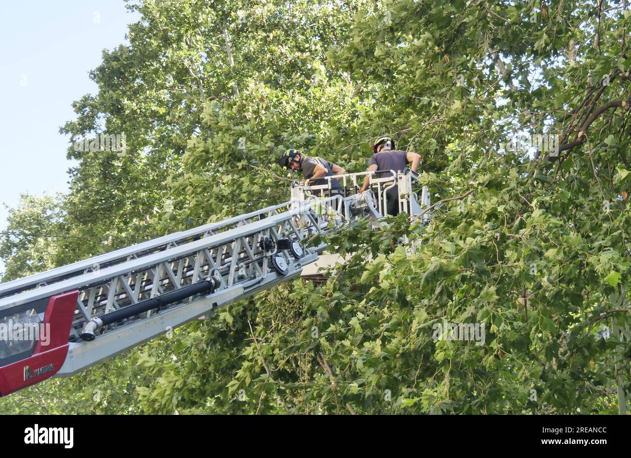 Mailand, Italien. 27. Juli 2023. Großartige koordinierte Arbeit von Feuerwehrleuten, Militärfahrzeugen und Fahrzeugen der italienischen Armee auf freien Straßen und festgefahrene Autos nach dem extrem heftigen Sturm vom 25. Juli. Kredit: Unabhängige Fotoagentur/Alamy Live News Stockfoto