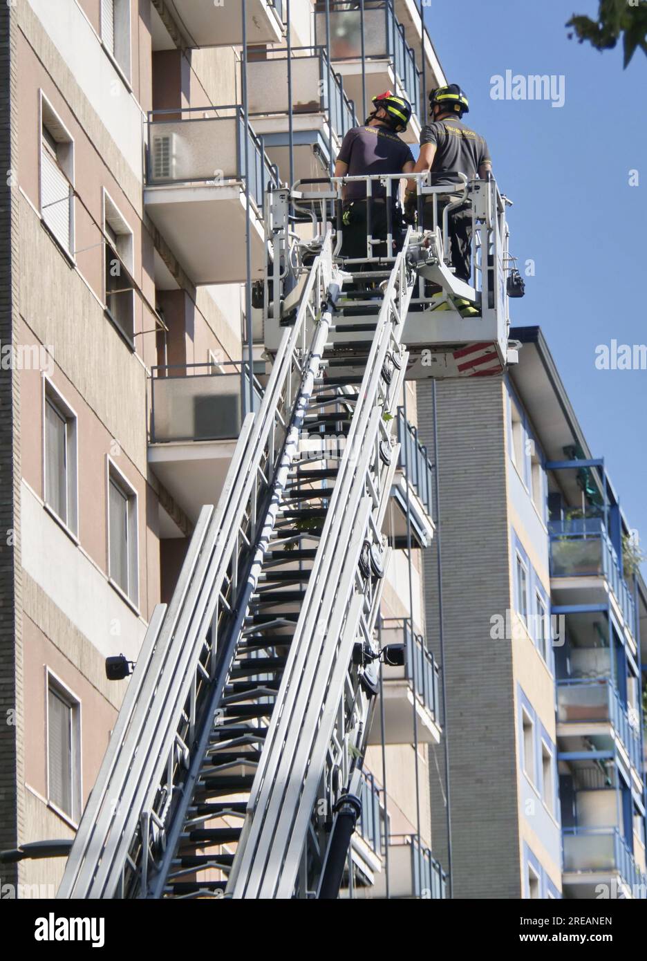 Mailand, Italien. 27. Juli 2023. Großartige koordinierte Arbeit von Feuerwehrleuten, Militärfahrzeugen und Fahrzeugen der italienischen Armee auf freien Straßen und festgefahrene Autos nach dem extrem heftigen Sturm vom 25. Juli. Kredit: Unabhängige Fotoagentur/Alamy Live News Stockfoto