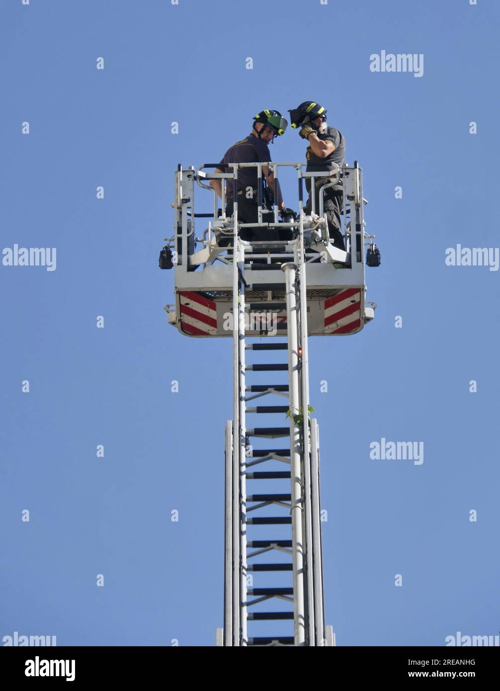 Mailand, Italien. 27. Juli 2023. Großartige koordinierte Arbeit von Feuerwehrleuten, Militärfahrzeugen und Fahrzeugen der italienischen Armee auf freien Straßen und festgefahrene Autos nach dem extrem heftigen Sturm vom 25. Juli. Kredit: Unabhängige Fotoagentur/Alamy Live News Stockfoto