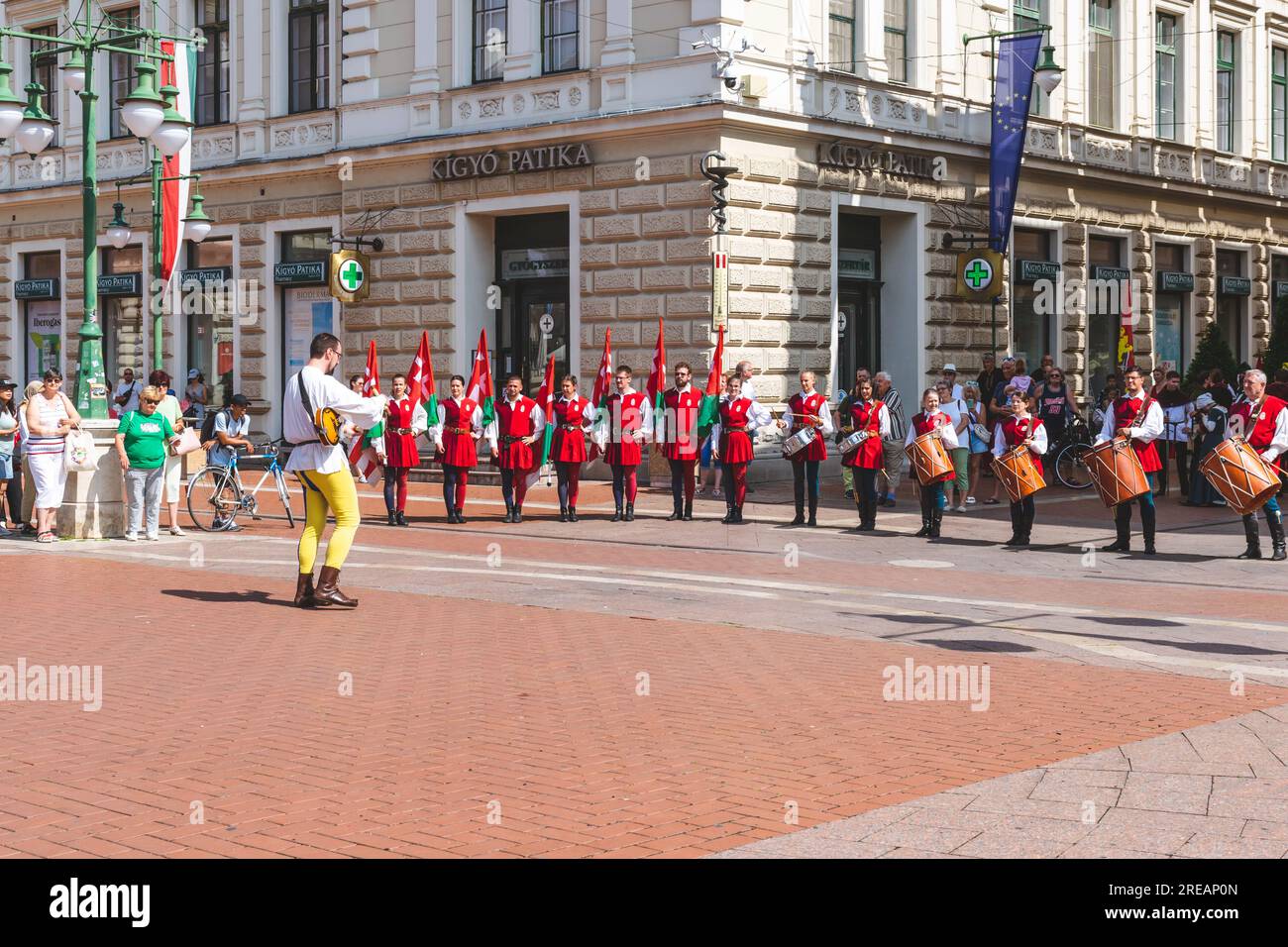 Kostümierte, musikalische und laute Parade am Gedenktag des Nándorfehérvár-Sieges in Szeged, Ungarn Stockfoto