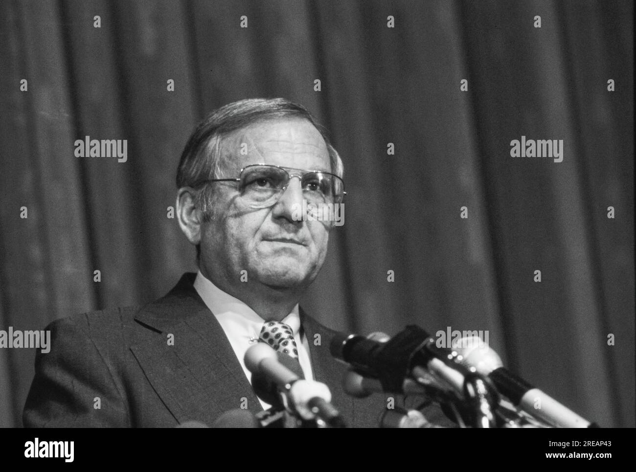 Lido Anthony ' Lee ' Iacocca vom 15. Oktober 1924 bis 2. Juli 2019) war ein amerikanischer Automobilmanager, der in den 1960er Jahren bei der Ford Motor Company für die Entwicklung der Autos Ford Mustang, Continental Mark III und Ford Pinto bekannt war. Und für die Wiederbelebung der Chrysler Corporation als CEO in den 1980er Jahren. Von 1978 an war er Präsident und CEO von Chrysler und von 1979 bis zu seinem Ruhestand Ende 1992 Vorsitzender. Er war einer der wenigen Führungskräfte, die den Betrieb von zwei der großen drei Automobilhersteller in den USA leiteten. Foto von Bernard Gotfryd Stockfoto