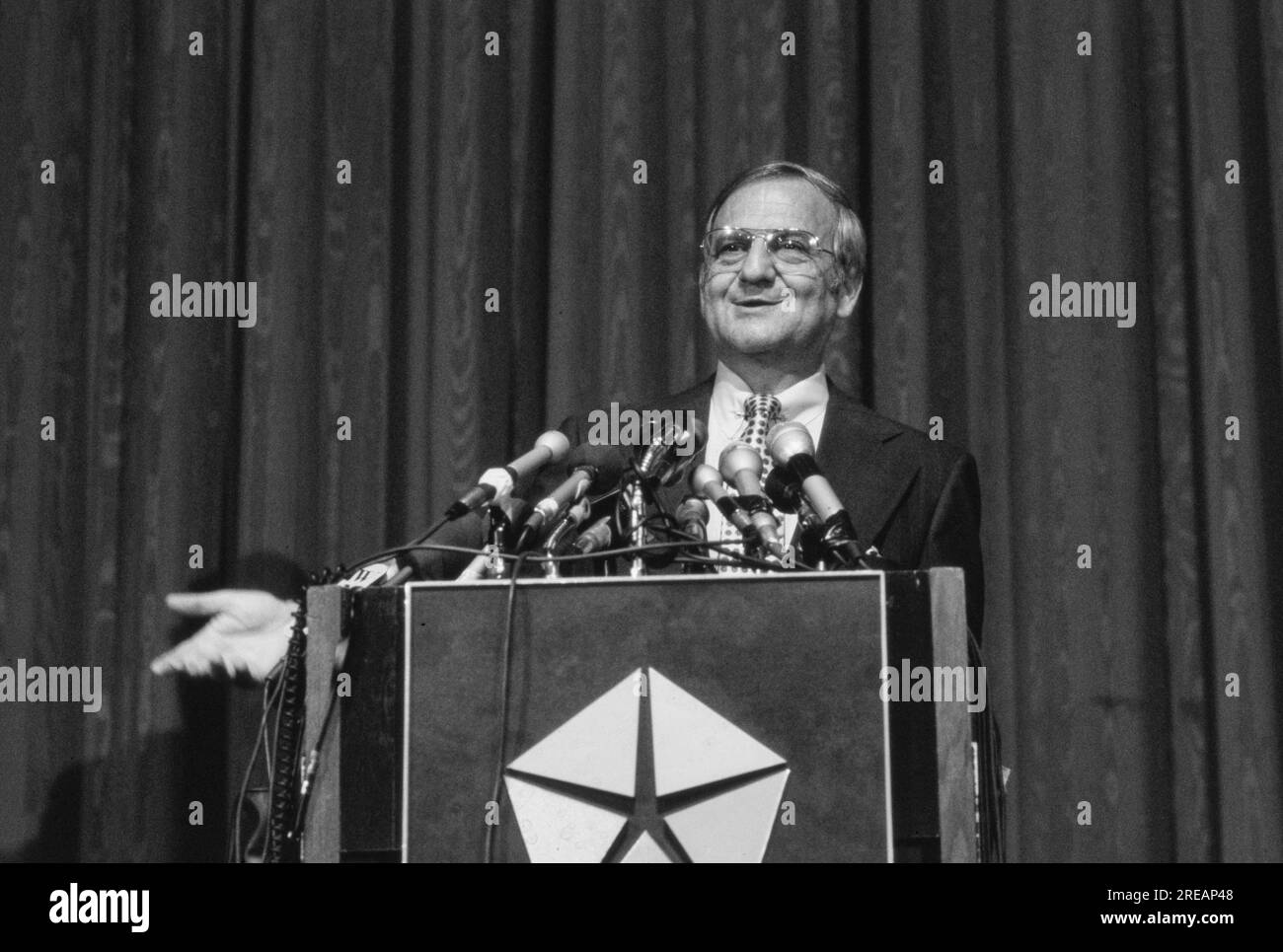 Lido Anthony ' Lee ' Iacocca vom 15. Oktober 1924 bis 2. Juli 2019) war ein amerikanischer Automobilmanager, der in den 1960er Jahren bei der Ford Motor Company für die Entwicklung der Autos Ford Mustang, Continental Mark III und Ford Pinto bekannt war. Und für die Wiederbelebung der Chrysler Corporation als CEO in den 1980er Jahren. Von 1978 an war er Präsident und CEO von Chrysler und von 1979 bis zu seinem Ruhestand Ende 1992 Vorsitzender. Er war einer der wenigen Führungskräfte, die den Betrieb von zwei der großen drei Automobilhersteller in den USA leiteten. Foto von Bernard Gotfryd Stockfoto