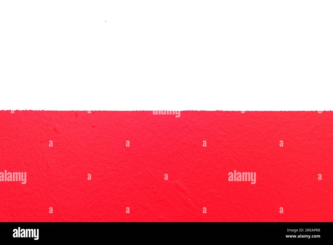 Einfacher rot-weißer Hintergrund mit zwei breiten Streifen. Stockfoto