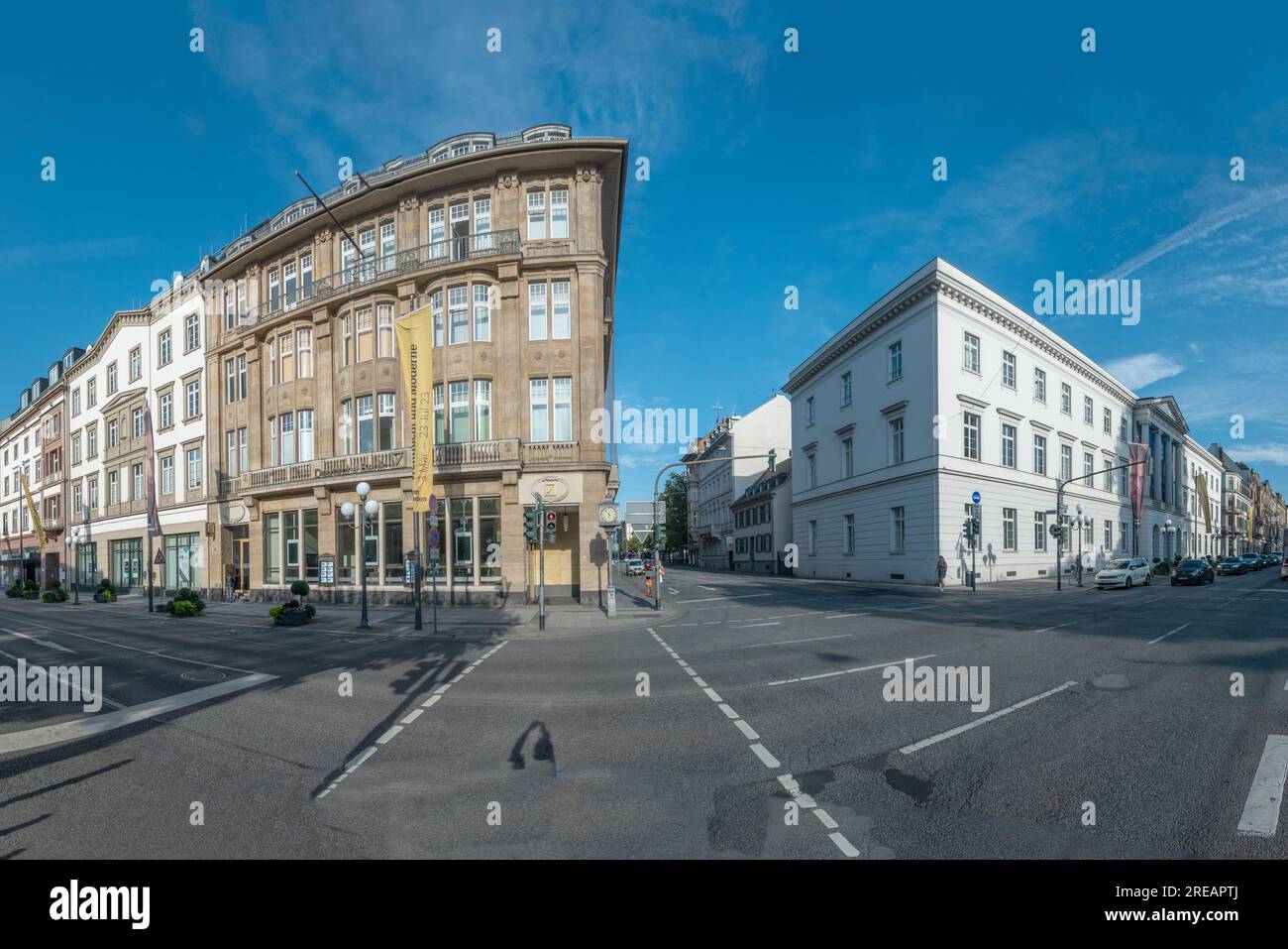 Wiesbaden - 22. Juli 2023: Fassade klassischer Häuser in der wilhelm Straße in Wiesbaden. Stockfoto