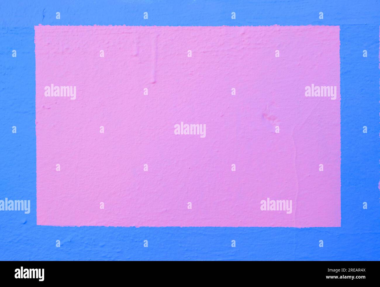 Leerer rosafarbener Hintergrund mit blauem Rahmen. Stockfoto