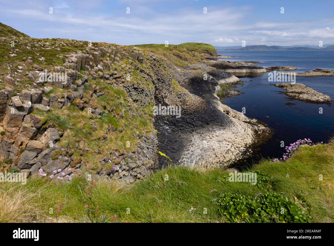 Landschaftsblick auf Basaltvulkanformationen, Staffa, Argyll & Bute, Schottland, Großbritannien, Juni Stockfoto