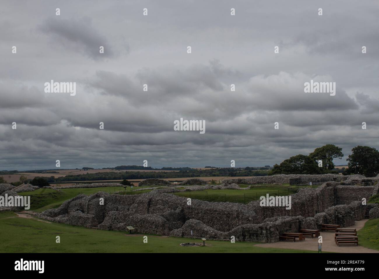 Old Sarum, die jetzt zerstörte und verlassene Stätte der frühesten Siedlung von Salisbury Wiltshire England Stockfoto