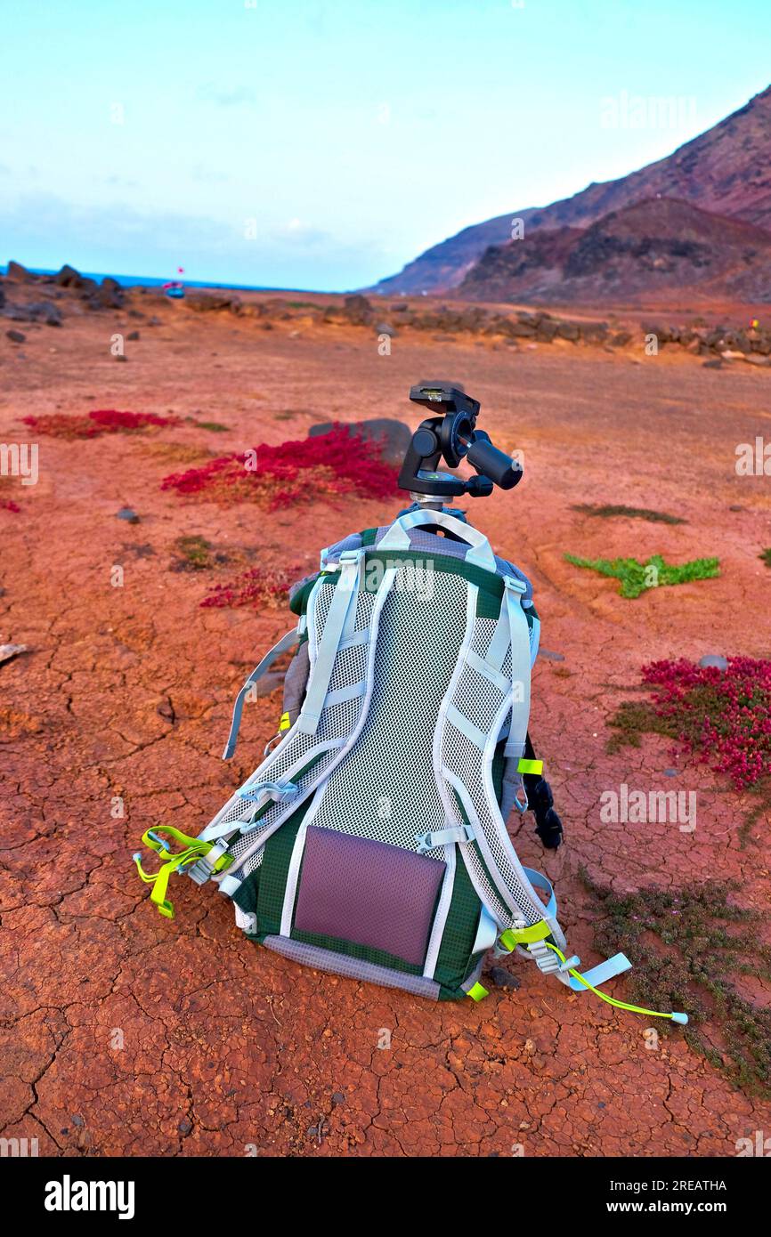 Einen Rucksack und ein Stativ. Ausrüstung eines Landschaftsfotografen. Stockfoto