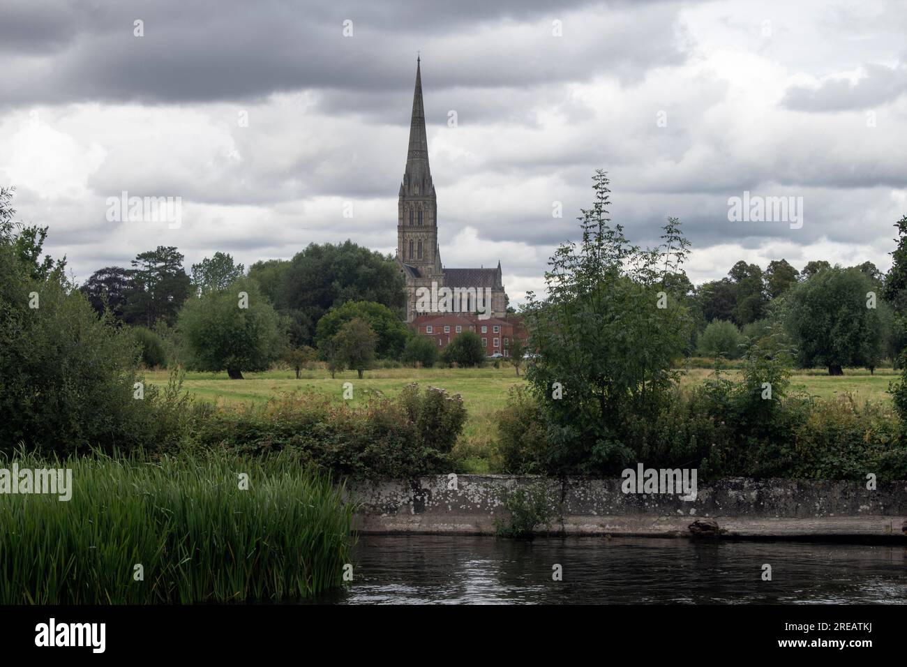 Salisbury Cathedral - Cathedral Church of the Selessed Virgin Mary from the Water Meadows, Salisbury Wiltshire, England Stockfoto