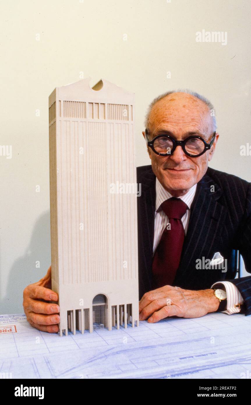 Philip Johnson war ein amerikanischer Architekt, der vor allem für seine Werke moderner und