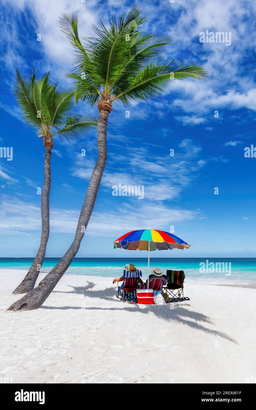 Sonniger Strand und tropisches Meer mit farbenfrohem Sonnenschirm Stockfoto Sonniger Strand und tropisches Meer mit farbenfrohem Sonnenschirm Stockfoto