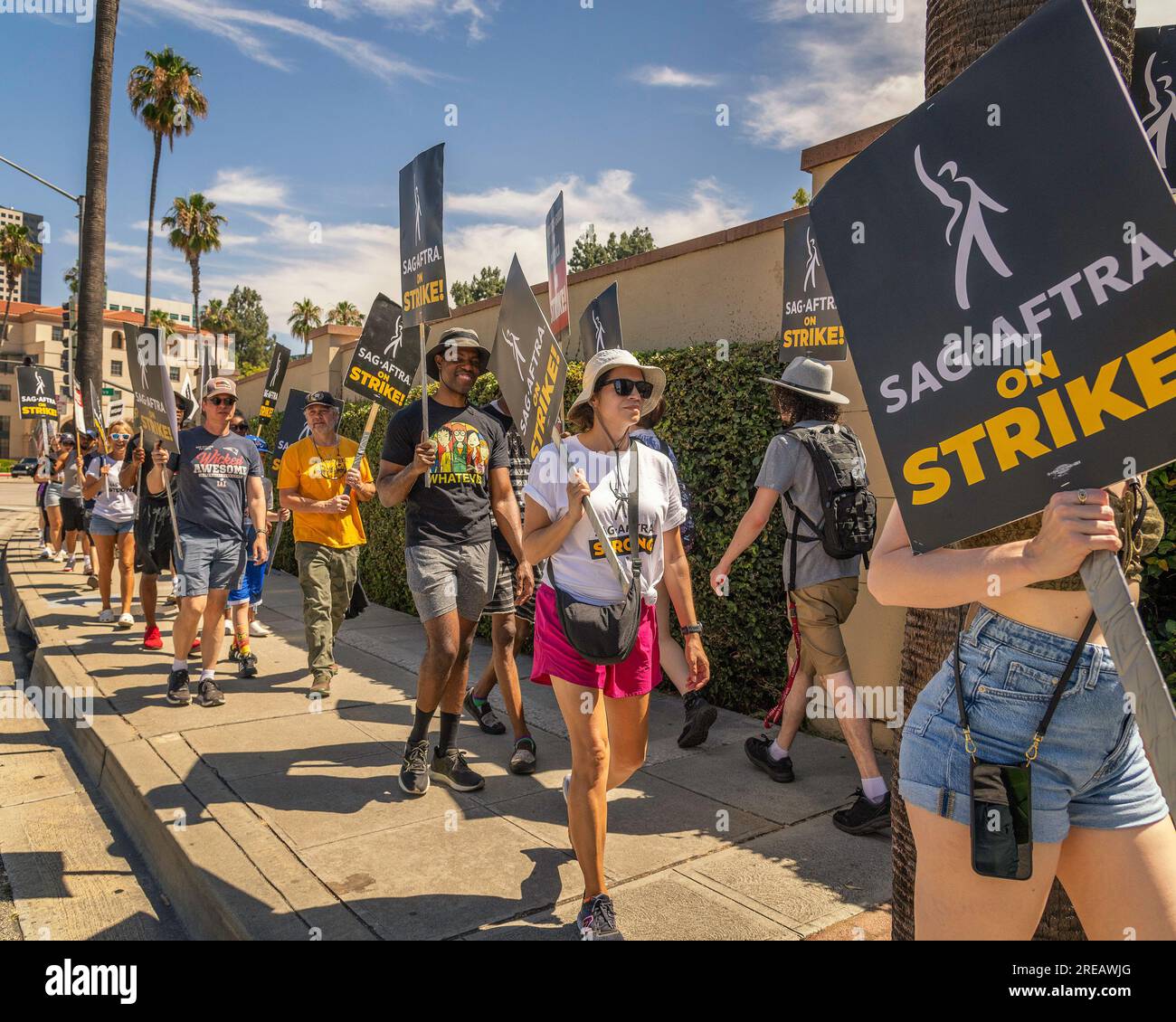 Burbank, Kalifornien, USA – 26. Juli 2023: Mitglieder der Schriftstellergilde von Amerika, der sag und der AFTRA-Gewerkschaften streiken vor dem Warner Brothers-Studio in Burbank, Kalifornien. Stockfoto