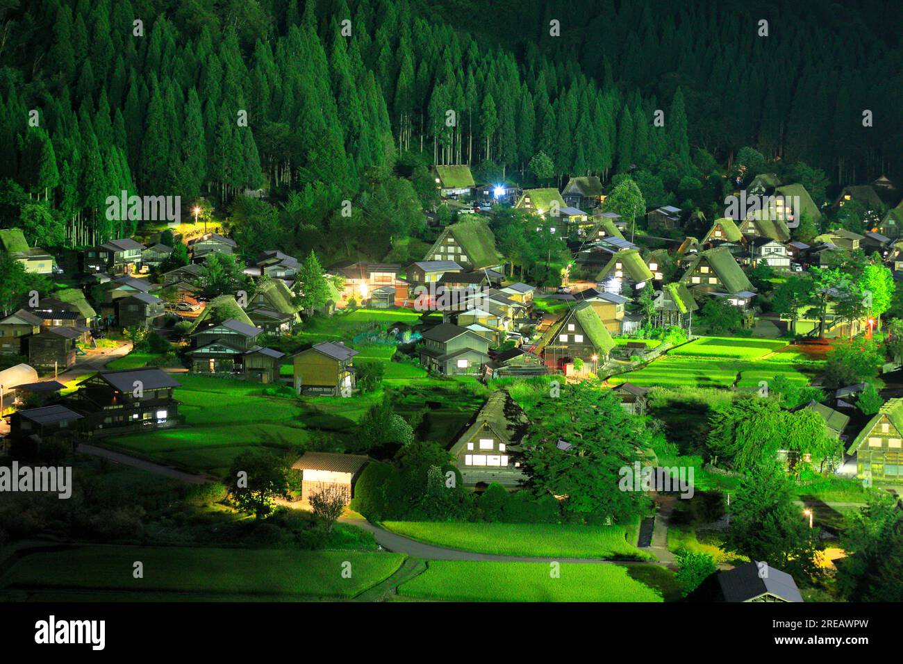 Shirakawa-go in einer Sommernacht Stockfoto