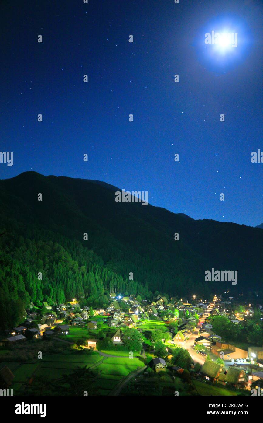 Shirakawa-go in einer Sommernacht Stockfoto