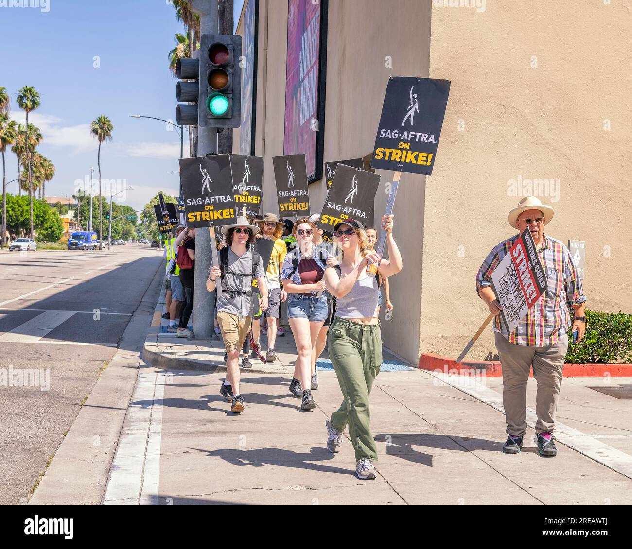 Burbank, Kalifornien, USA – 26. Juli 2023: Mitglieder der Schriftstellergilde von Amerika, der sag und der AFTRA-Gewerkschaften streiken vor dem Warner Brothers-Studio in Burbank, Kalifornien. Stockfoto