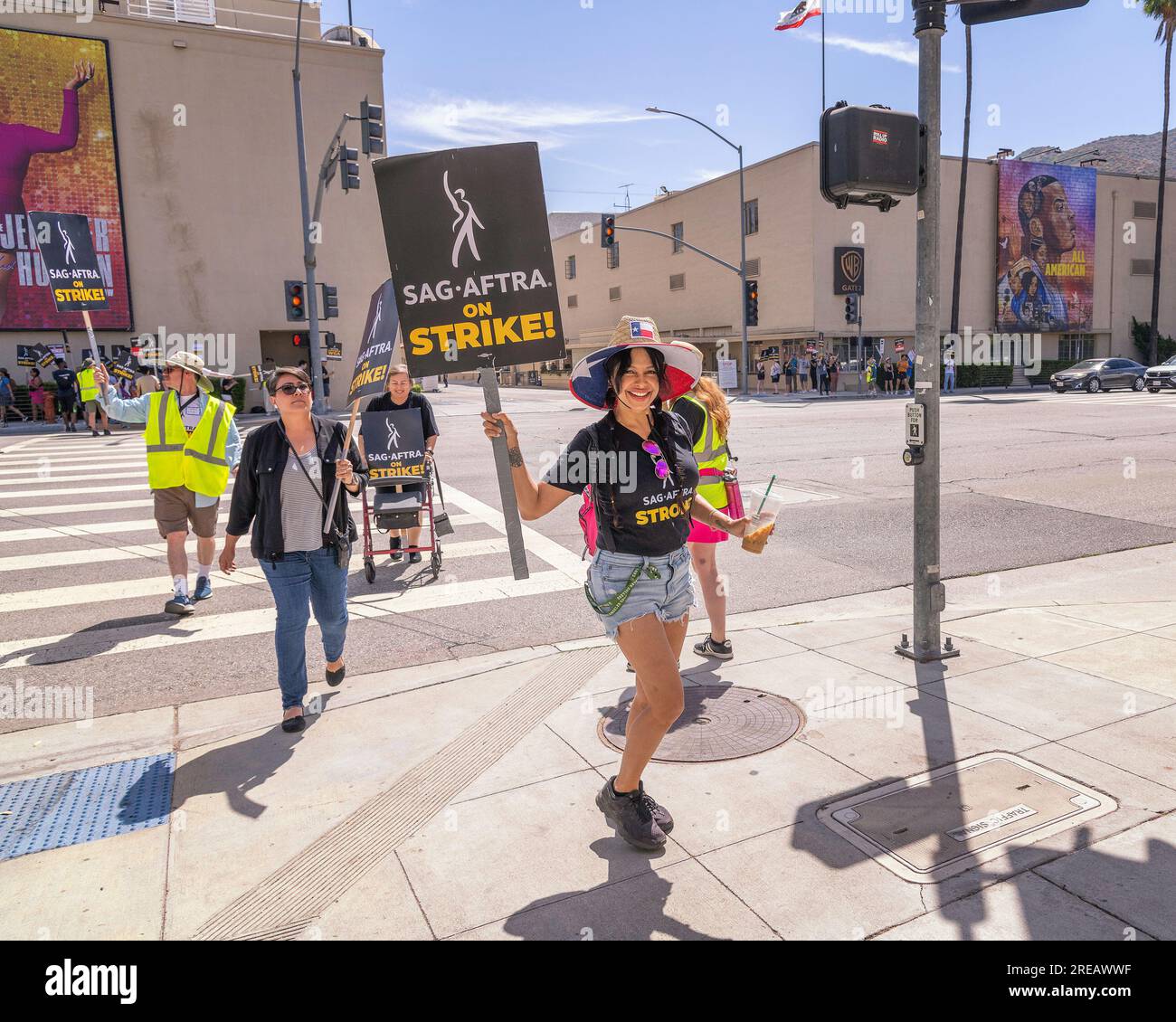 Burbank, Kalifornien, USA – 26. Juli 2023: Mitglieder der Schriftstellergilde von Amerika, der sag und der AFTRA-Gewerkschaften streiken vor dem Warner Brothers-Studio in Burbank, Kalifornien. Stockfoto