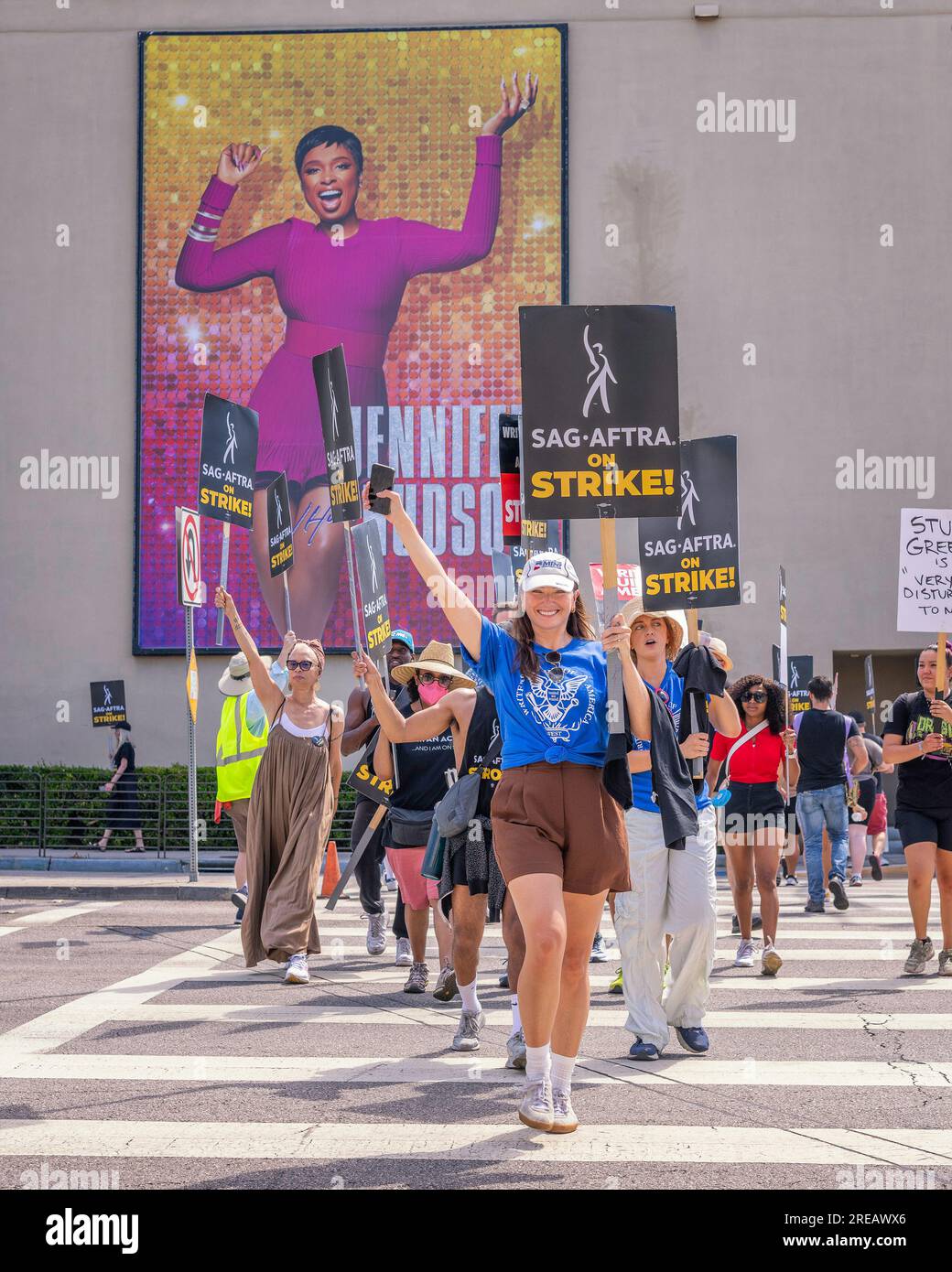 Burbank, Kalifornien, USA – 26. Juli 2023: Mitglieder der Schriftstellergilde von Amerika, der sag und der AFTRA-Gewerkschaften streiken vor dem Warner Brothers-Studio in Burbank, Kalifornien. Stockfoto
