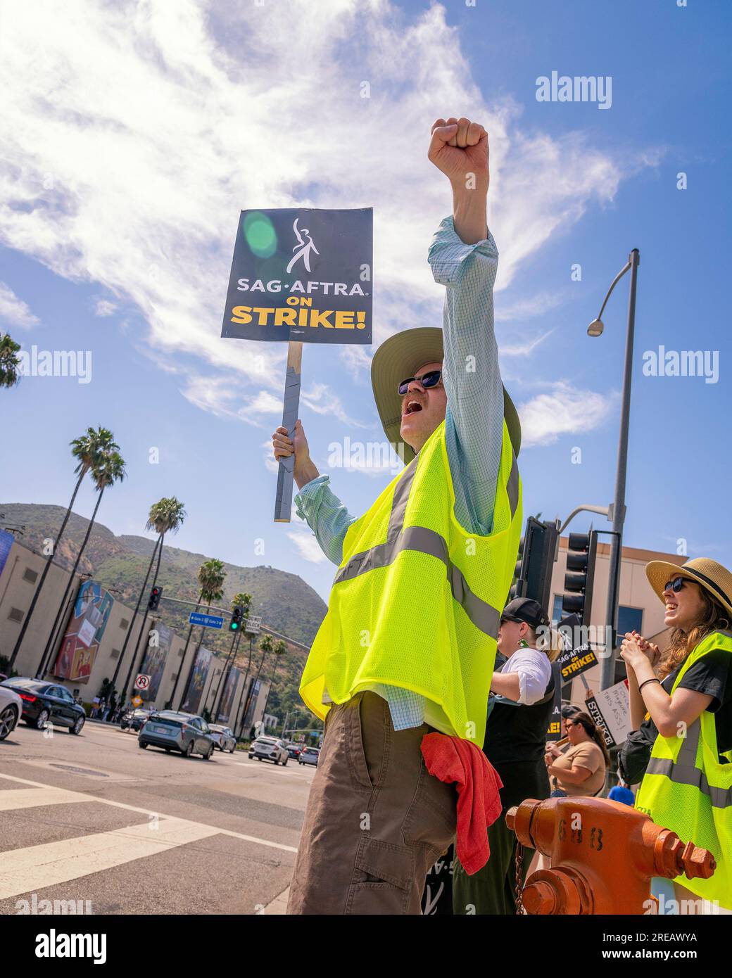 Burbank, Kalifornien, USA – 26. Juli 2023: Mitglieder der Schriftstellergilde von Amerika, der sag und der AFTRA-Gewerkschaften streiken vor dem Warner Brothers-Studio in Burbank, Kalifornien. Stockfoto