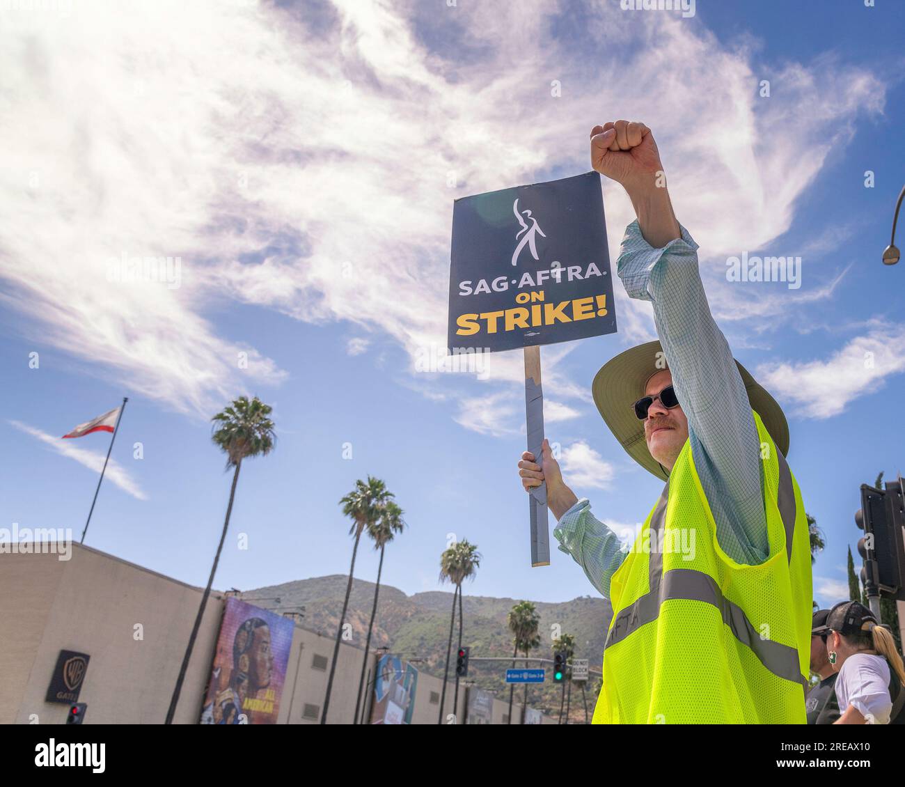 Burbank, Kalifornien, USA – 26. Juli 2023: Mitglieder der Schriftstellergilde von Amerika, der sag und der AFTRA-Gewerkschaften streiken vor dem Warner Brothers-Studio in Burbank, Kalifornien. Stockfoto
