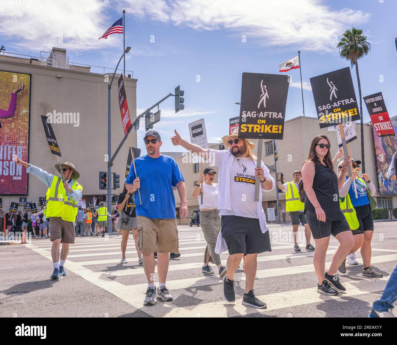 Burbank, Kalifornien, USA – 26. Juli 2023: Mitglieder der Schriftstellergilde von Amerika, der sag und der AFTRA-Gewerkschaften streiken vor dem Warner Brothers-Studio in Burbank, Kalifornien. Stockfoto