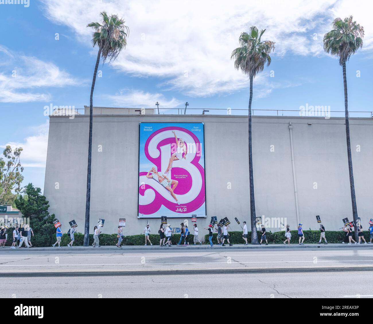 Burbank, Kalifornien, USA – 26. Juli 2023: Mitglieder der Schriftstellergilde von Amerika, der sag und der AFTRA-Gewerkschaften streiken vor dem Warner Brothers-Studio in Burbank, Kalifornien. Stockfoto