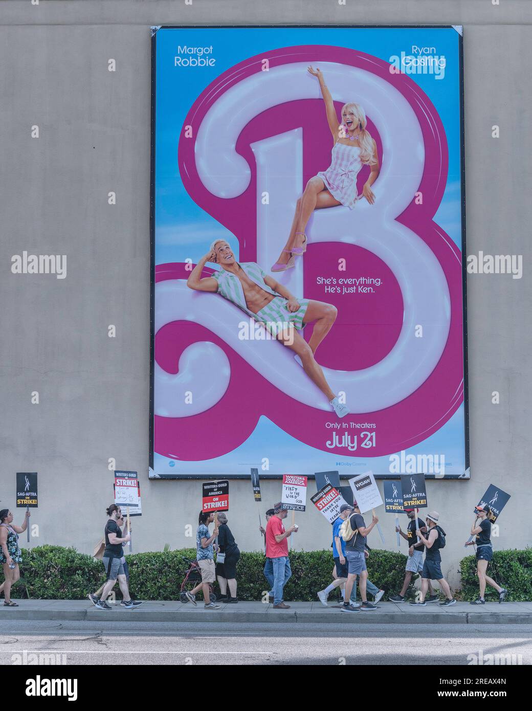 Burbank, Kalifornien, USA – 26. Juli 2023: Mitglieder der Schriftstellergilde von Amerika, der sag und der AFTRA-Gewerkschaften streiken vor dem Warner Brothers-Studio in Burbank, Kalifornien. Stockfoto